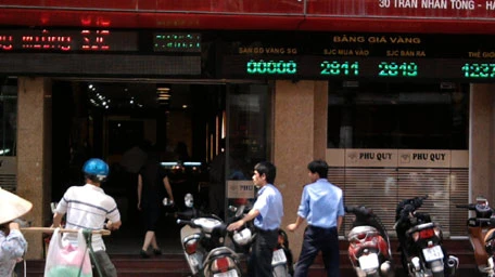 Giá vàng đảo chiều, người dân xếp hàng bán ra chốt lãi ảnh 1