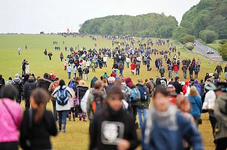 Đón bình minh ngày dài nhất trong năm tại Stonehenge ảnh 17