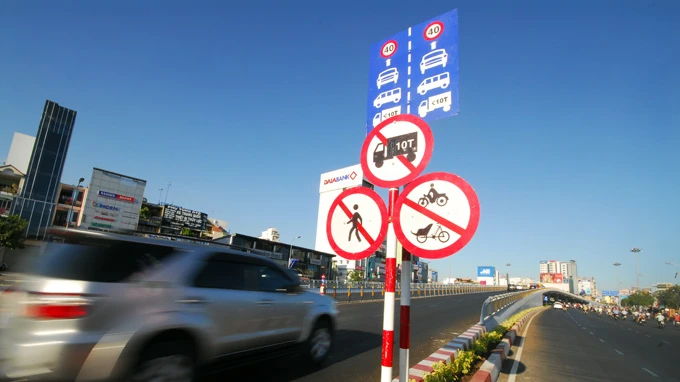 Làm đường 80 km/giờ, buộc xe chạy 40 km/giờ ảnh 3 Làm đường 80 km/giờ, buộc xe chạy 40 km/giờ ảnh 3