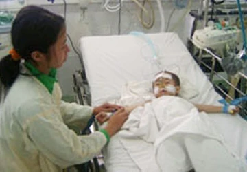 Bé 2 tuổi bị hạt đậu phộng chui tọt vào phổi ảnh 1