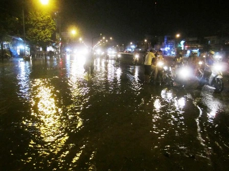 Cột nước “khổng lồ” phun xối xả giữa phố ảnh 2