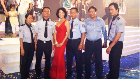 "Ai cũng bảo tôi... ghép hình". (Chị Loan (bìa trái) chụp hình chung với Nguyễn Cao Kỳ Duyên).