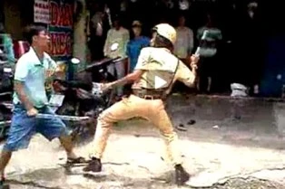 Đề xuất kỷ luật cảnh sát giao thông xô xát với trung úy cơ động ảnh 1