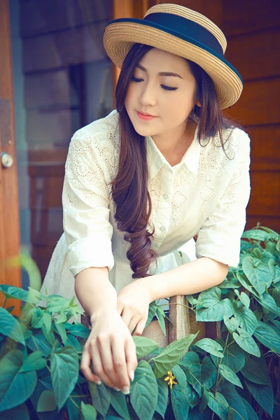 Á hậu Tú Anh trong trẻo dưới chiều hè ảnh 1