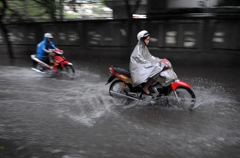 Hà Nội ngập trong cơn mưa lớn nhất từ đầu năm ảnh 3