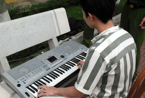 Bước đường sa ngã của nam ca sĩ trẻ ảnh 1