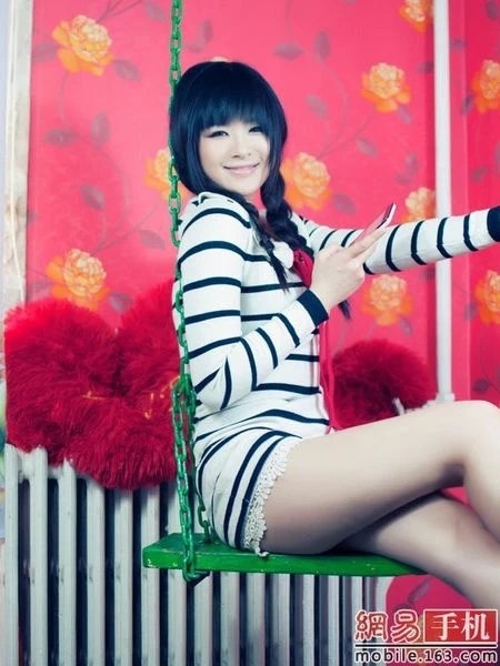 Meizu MX “câu khách” bằng chân dài ảnh 11