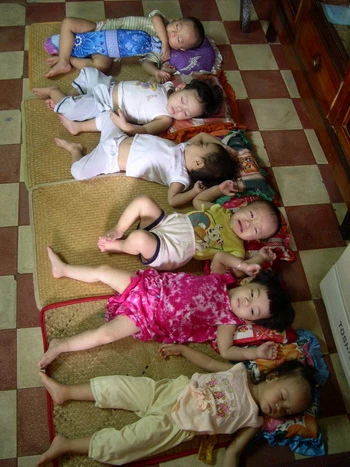 Giờ ngủ trưa của các bé một lớp mầm non tư thục tại quận Gò Vấp (TP.HCM). Ảnh minh họa - Ảnh: H.HG.