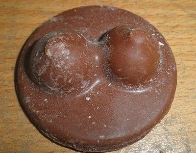 Nhà trường tặng socola... khiêu dâm cho học sinh ảnh 2