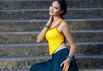 Hương Giang nền nã với áo yếm ảnh 2