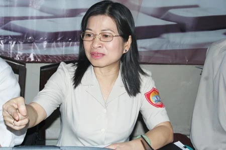 Bà Hồ Thị Kim Loan (Chánh Thanh tra Sở Xây dựng TP.HCM) tham gia trả lời thư bạn đọc. Ảnh Thanh Nhã