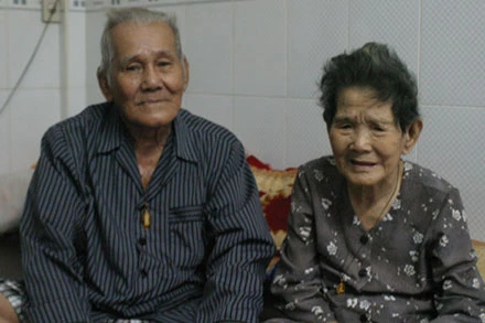 Hết tiền, hết sạch người thân ảnh 1