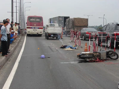 Chạy xe máy lao vào hàng rào công trình, chết tại chỗ ảnh 1