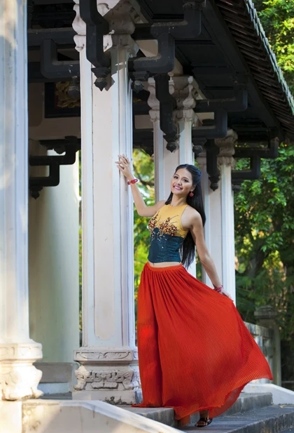 Hương Giang nền nã với áo yếm ảnh 10