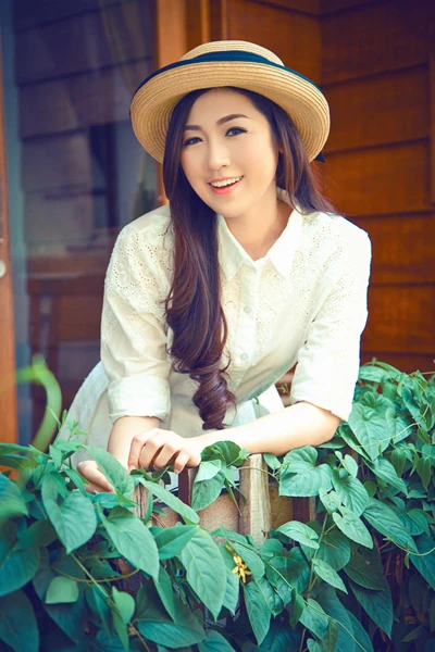 Á hậu Tú Anh trong trẻo dưới chiều hè ảnh 3