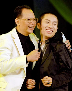 Chỉ định đến trình diễn một ca khúc góp vui cho lễ trao giải, Tùng Dương quá bất ngờ khi biết mình đoạt giải Ca sĩ được khán giả yêu thích. Ảnh: Hoàng Hà.