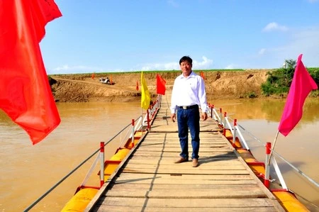 "Lão nông" khánh thành cây cầu phao tự làm cho dân đi ảnh 2