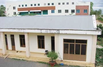 Dãy nhà tập thể trong khuôn viên VKSND thị xã nơi gia đình ông Hưng sinh sống. Ảnh: T.TÙNG