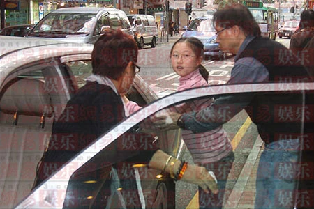 Bạn của Khi Lỵ vội vàng đưa Trác Lâm vào xe, tránh sự săn đón của báo giới. Ảnh: 163. Bạn của Khi Lỵ vội vàng đưa Trác Lâm vào xe, tránh sự săn đón của báo giới. Ảnh: 163.