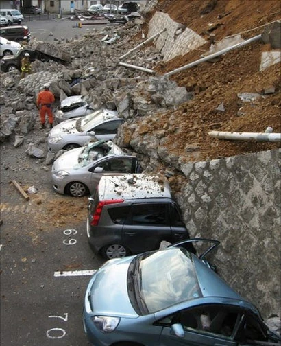 Tại thành phố Mito, nhiều phương tiện giao thông bị vùi lấp.