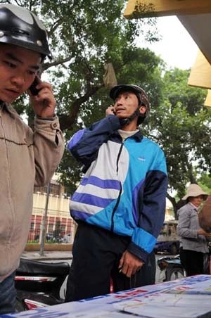 "Cò" nhộn nhịp quanh các quầy bán vé AFF Cup ảnh 5