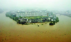 Huyện Vụ Nguyên (tỉnh Giang Tây) bị lũ lụt cô lập.