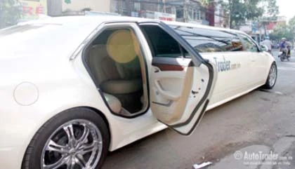 Xôn xao màn cầu hôn trên Limousine ở TPHCM ảnh 2