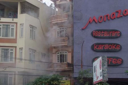 Nhà hàng 14 tầng bốc khói, nhân viên hoảng loạn ảnh 1