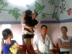 Phía sau bảng hiệu “Cà phê sân vườn Như Ý” ảnh 1