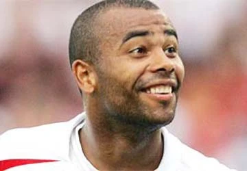 Cổ động viên Anh yêu nhất Ashley Cole ảnh 1