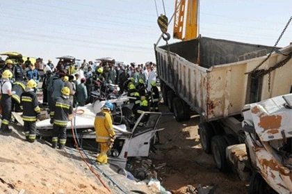 Xe bê tông lao vào xe buýt, 22 người thiệt mạng ảnh 1