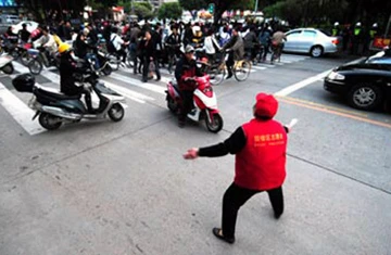 Cụ bà liều cả mạng sống để kiểm soát giao thông ảnh 1