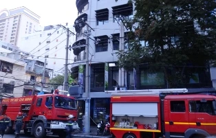 Cháy siêu thị giữa Sài Gòn, hàng trăm người sơ tán ảnh 1