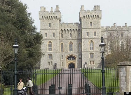Lâu đài Windsor, nơi ở của hoàng gia Anh, được cho là lâu đài có người ở lớn nhất thế giới. Ảnh: AP.