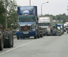 Xe tải nối đuôi nhau dài cả cây số trên đường liên tỉnh 25B rộng chỉ 2 làn.