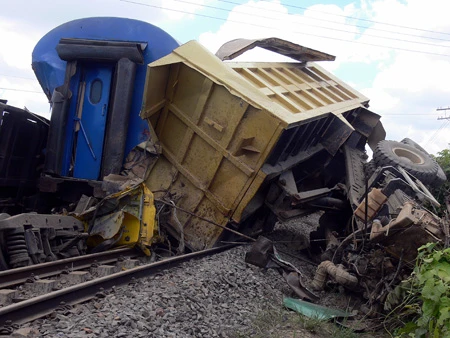 Xe ben tông tàu hỏa, ba toa tàu bị lật ảnh 4 Xe ben tông tàu hỏa, ba toa tàu bị lật ảnh 4