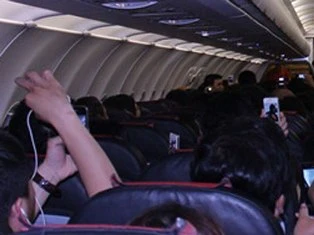 Sử dụng điện thoại trên máy bay: Xử phạt được không? ảnh 1