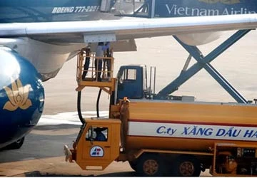 Xe chở dầu tông máy bay Boeing 777 ảnh 1 Xe chở dầu tông máy bay Boeing 777 ảnh 1