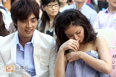 Lâm Tâm Như hồn nhiên chỉnh áo lót ảnh 6