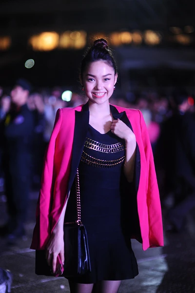 Minh Hằng được Noo ôm chặt khi xem sao Hàn ảnh 2