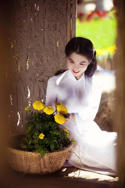 Ngọc Trinh - nàng thơ trong tà áo dài trắng ảnh 4