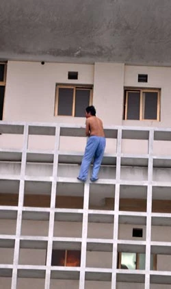 Bệnh nhân buông mình từ tầng 5 xuống đất đã tử vong ảnh 1 Bệnh nhân buông mình từ tầng 5 xuống đất đã tử vong ảnh 1