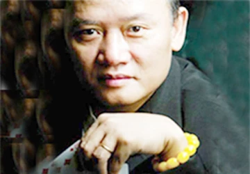 "Thần bài" gốc Việt "đại náo" Las Vegas về quê làm từ thiện ảnh 1