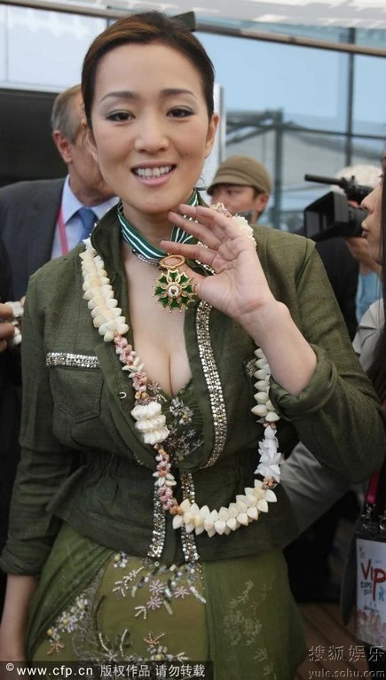 Củng Lợi nhận huân chương ảnh 1