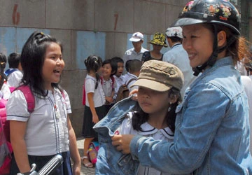 Con bị bắt nạt ở trường, cha mẹ phải làm sao? ảnh 1