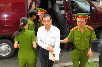 Xử vụ Huỳnh Ngọc Sĩ nhận hối lộ 262.000 USD: Bị cáo tiếp tục phản cung ảnh 2