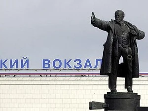 Nga lên án hành động phá hoại tượng đài Lenin ảnh 1