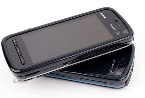 Bên cạnh phiên bản màu xanh, có thể thấy thay đổi duy nhất ở máy màu bạc chính là đường viền xung quanh 4 cạnh.