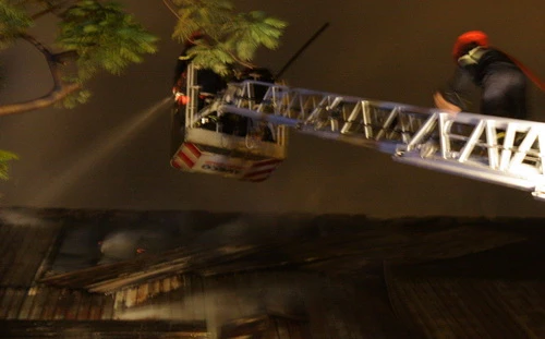 Cháy lớn sát chợ Bến Thành ảnh 6 Cháy lớn sát chợ Bến Thành ảnh 6