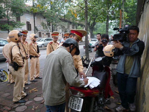 Vác tuýp sắt đuổi đánh CSGT ảnh 4